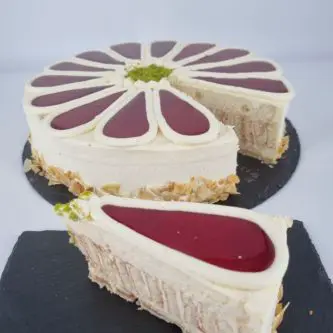Bismarcktorte mit Johannisbeerkonfitüre