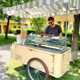Unser mobiler Eiswagen -- zum Mieten!